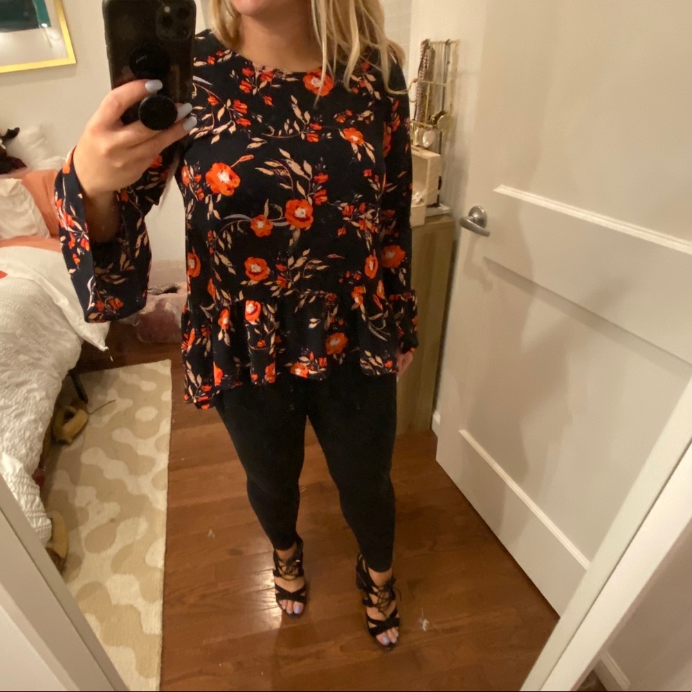 Gibson navy floral bell-sleeve and ruffle hem top